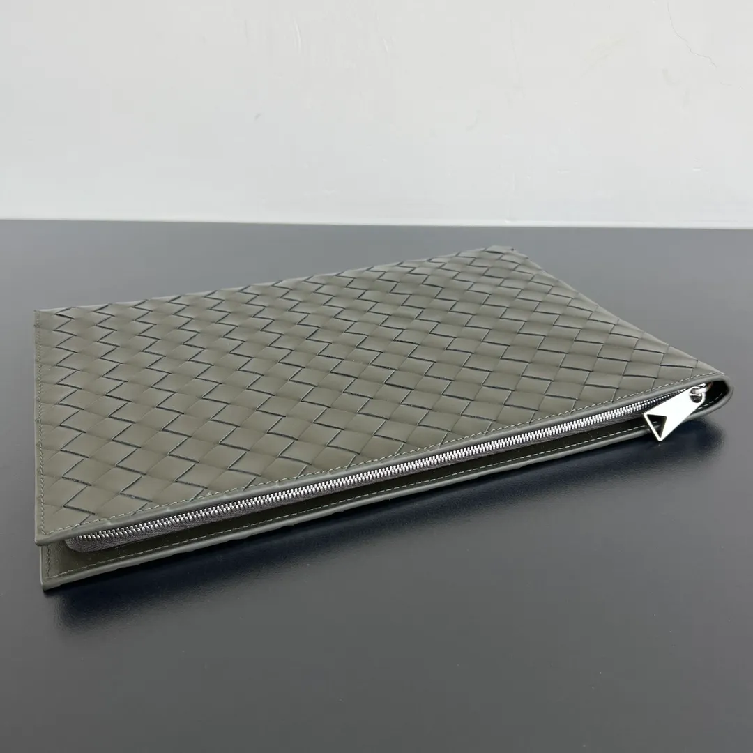 #博特家half-zip clutch bag 607479 intreccio woven clutch bag, low-key and brand-recognizable, made of imported calfskin, showing high-end soft texture and exquisite craftsmanship, with silver hardware half-zip closure, the main compartment provides enough storage space, this bag has a classic appearance that is timeless and practical! Whether it is for daily use or commuting to work, it can instantly improve the overall taste😄 This leather goods is an ideal travel companion, size: 33x24.5x2, P1960
